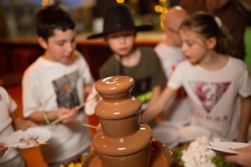 Шоколадный фонтан на выпускной - порадуйте детей и себя! Качественно и недорого.